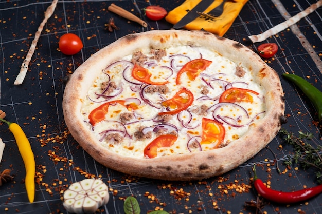 Foto meeresfrüchte italienische pizza mit thunfischfilet zwiebeln frische kräuter