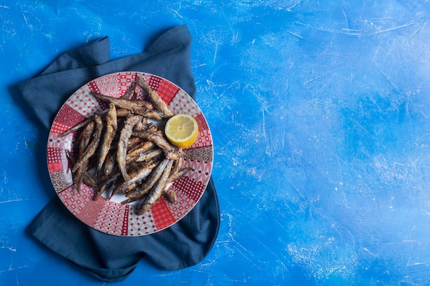 Meeresfrüchte. Kleiner Seefisch, frittierte Sardellen auf dem Teller. Draufsicht mit Kopierraum