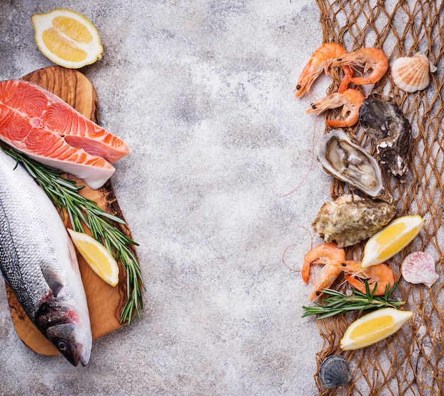 Meeresfrüchte-Konzept Fische, Garnelen und Austern.