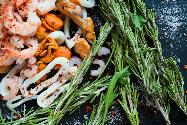 Meeresfrüchte-Mix auf dunkler Oberfläche. Asiatische Küche. Gesundes Essen. Diät-Food-Konzept