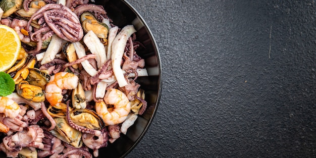 Meeresfrüchte-Mix Garnelen Tintenfisch Muschel Oktopus frische Mahlzeit Snack auf dem Tisch