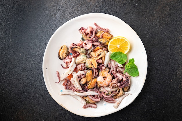 Meeresfrüchte-Mix Garnelen Tintenfisch Muschel Rapan Oktopus frische Portion verzehrfertig Mahlzeit Snack