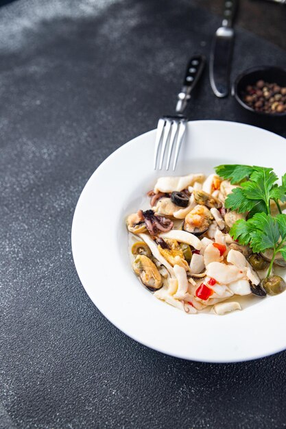 Meeresfrüchte Mix Salat Tintenfisch Muscheln Oktopus Garnelen gesunde Mahlzeit Snack auf dem Tisch kopieren