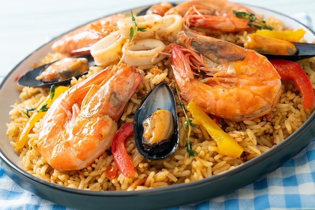 Meeresfrüchte-Paella mit Garnelen, Venusmuscheln, Miesmuscheln auf Safranreis - spanische Küche