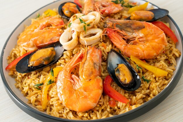 Meeresfrüchte-Paella mit Garnelen, Venusmuscheln, Miesmuscheln auf Safranreis - spanische Küche