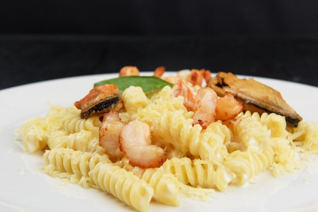 Meeresfrüchte Pasta mit Muscheln Lachs und Garnelen