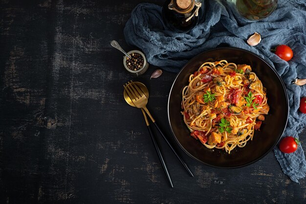 Foto meeresfrüchte-pasta mit muscheln, lachs und tomaten spaghetti mit meeresfrüchten-cocktail