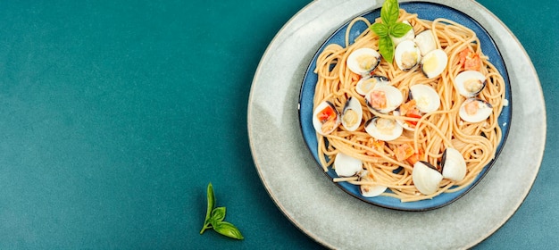 Foto meeresfrüchte-pasta mit muscheln und spaghetti, italienische gesunde küche, platz für text, langes banner