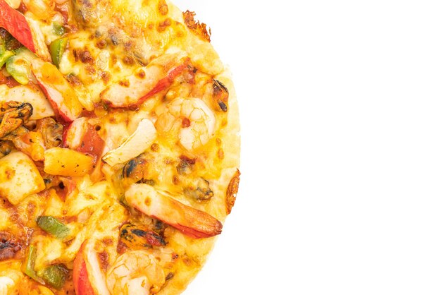 Meeresfrüchte-Pizza auf Holztablett isoliert