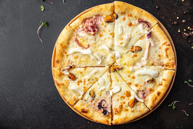 Meeresfrüchte Pizza weiße Soße zum Mitnehmen Muschel Tintenfisch Tintenfisch Garnelen Käse Fast Food frische Mahlzeit Snack