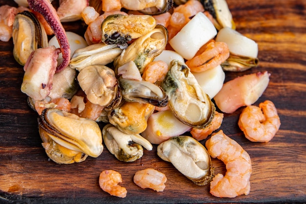 Meeresfrüchte Salat Garnelen Muschel Jakobsmuschel Oktopus gesunde Mahlzeit Snack auf dem Tisch kopieren