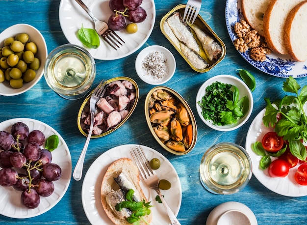 Meeresfrüchte-Snacks, Tischkonserven, Sardinen, Muscheln, Tintenfisch, Traubenoliven, Tomaten