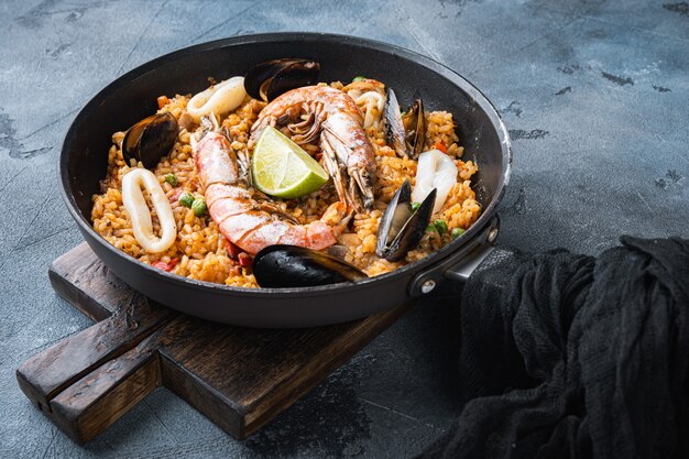 Meeresfrüchte und Hühnchen-Paella mit Reis in einer Pfanne