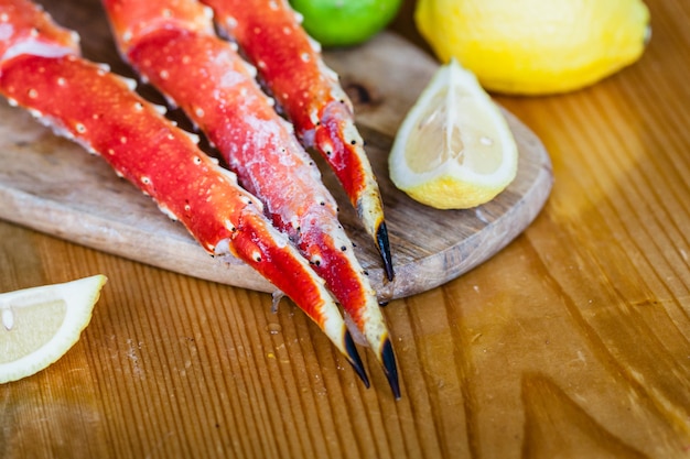 Meeresfrüchte zum Kochen, Krabben, Meeresreptilienfleisch, Moluski, Zitrone, Vorspeise, Gourmetgerichte, Hummer, Restaurant, Krabben auf dem Brett