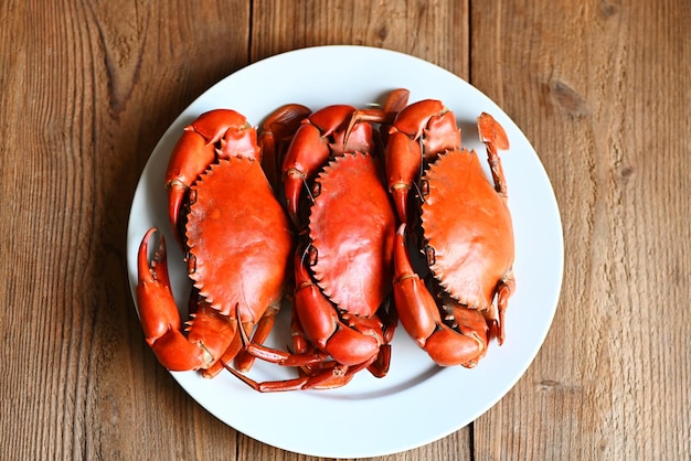 Meeresfrüchtekrabben kochen gekochtes oder gedünstetes Krabbenrot im Fischrestaurant frische Krabben auf weißem Plattenhintergrund