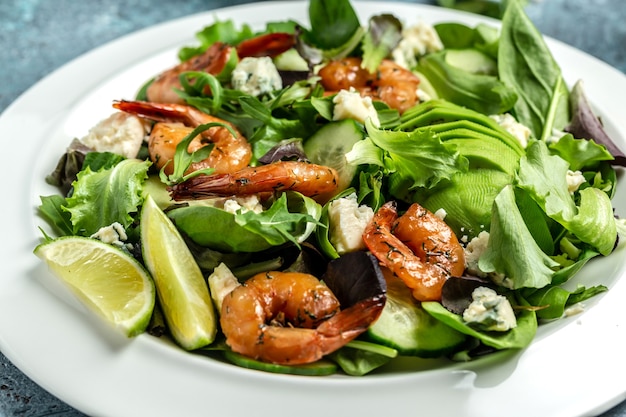 Meeresfrüchtesalat mit Avocado, Blauschimmelkäse und geräucherten Garnelen. Gesundes Essen. Sauber essen. Hintergrund für Lebensmittelrezepte. Nahansicht.