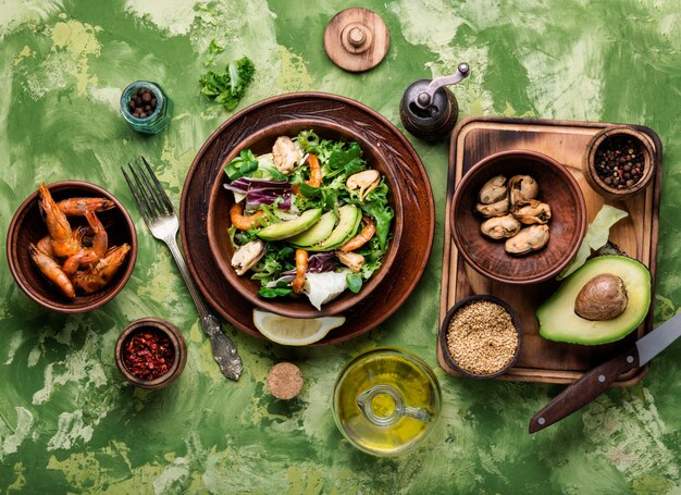 Foto meeresfrüchtesalat mit garnelen