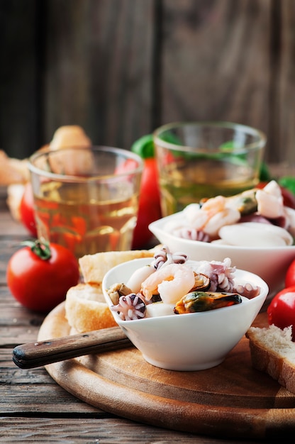 Meeresfrüchtesalat mit Weißwein