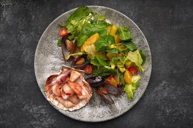 Meeresfrüchtesalat, Octopus Tentakeln, Jakobsmuschel, Tigergarnelen, Tintenfisch, Muscheln, Ananas, Orange, Salatmischung, Kirsche, Orangen-Dressing