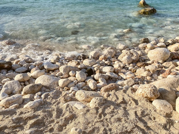 Meeresküste an der Küste zwischen den Sandsteinen, die von der Wasserküste im Ort umspült werden, die Schönheit