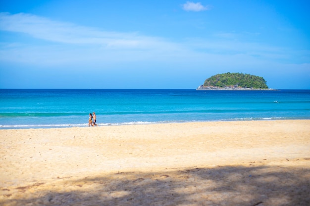 Meeresküste ohne Touristen der tropischen Insel Phuket in Thailand Kata Beach