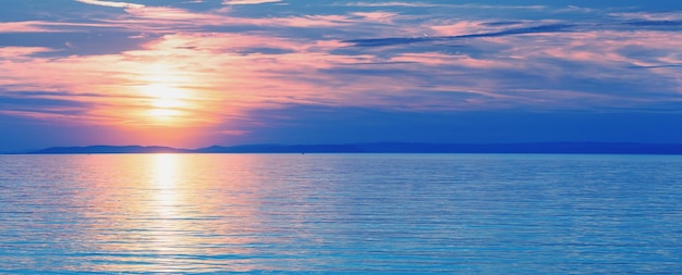 Meereslandschaft am frühen Morgen Sonnenaufgang über dem Meer Natürliche Landschaft Horizontales Banner