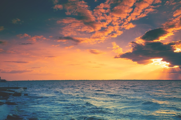 Meereslandschaft am frühen Morgen Sonnenaufgang über dem Meer