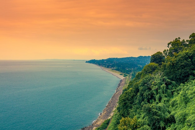 Meereslandschaft am Sommermorgen. Schöne Aussicht vom botanischen Garten Batumi, Georgia