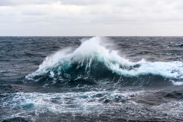 Meereslandschaft blaues Meer Windiges Wetter Blick vom Schiff Wellen auf See Sturm