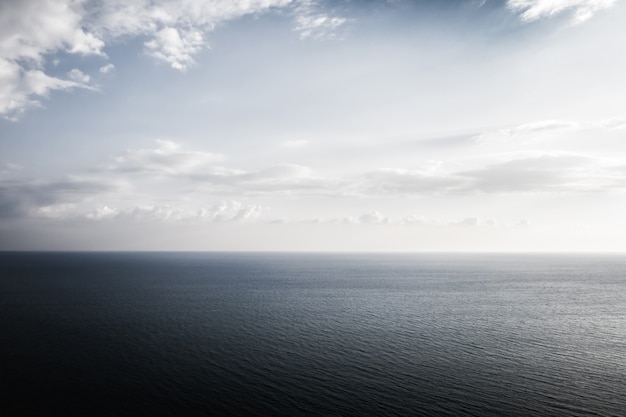 Meereslandschaft in der Abenddämmerung