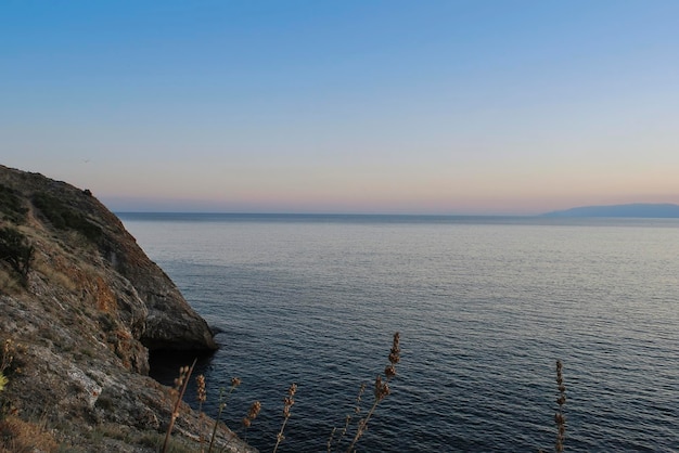 Meereslandschaft mit felsen am ufer auf der krim am schwarzen meer