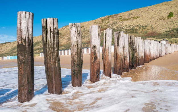 Meereslandschaft mit Wellenbrechern in Domburg Niederlande