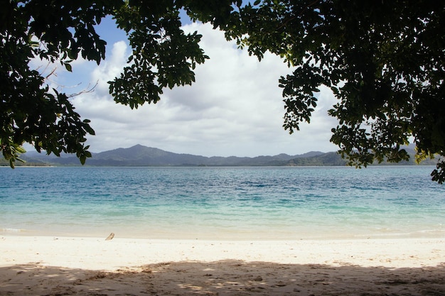 Meereslandschaft. Tropisches Klima. Meer und Sand. Verlassener Strand. Philippinen. Ozeanufer.