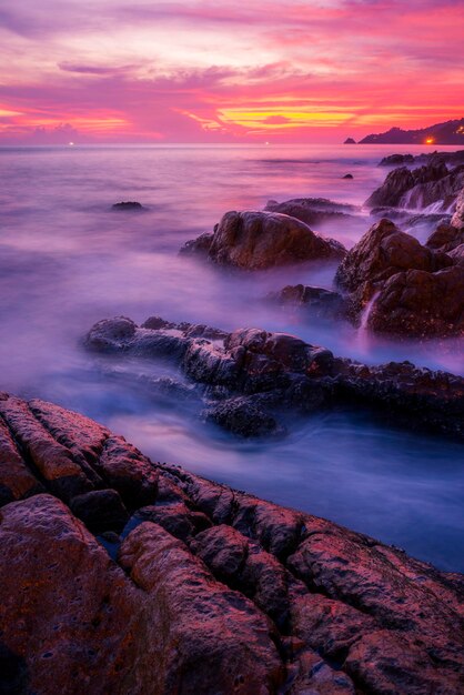 Meereslandschaftsnatur mit der Farbe des Wolkensonnenuntergangs und des Himmels Pacific Pink Trendfarbe des Jahres Hintergrund