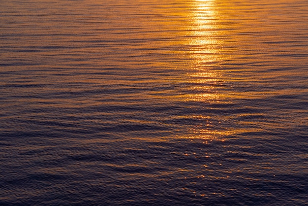 Meeresoberfläche mit Wellen in Sonnenaufgangsfarben