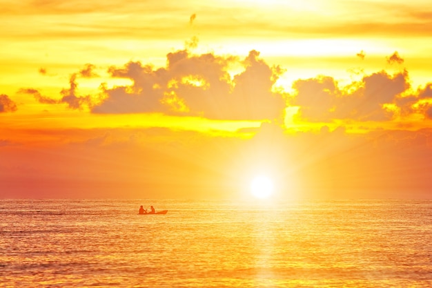 Meeressonnenuntergang auf der tropischen Insel