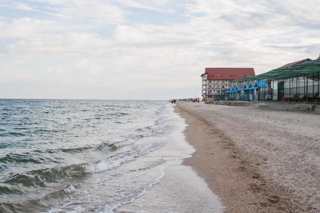 Meeresstrand mit klarem Wasser und Himmel