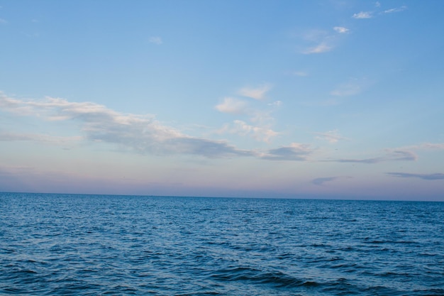 Meeresstrand mit klarem Wasser und Himmel