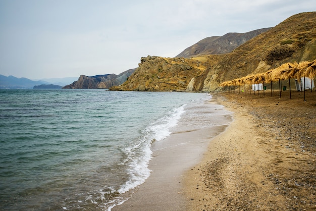 Meeresstrand und die Sonnenschirme