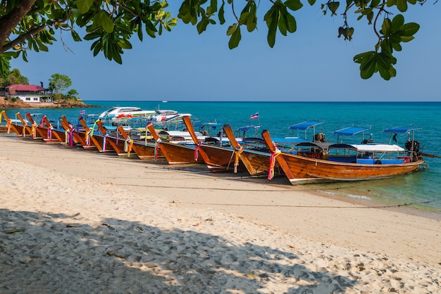 Meeresstrandatmosphäre auf der Insel Phi Phi, Provinz Krabi, sehr klares Wasser, wunderschönes Meer, weißer Sandstrand, kleine Touristen Zwischen COVID-19 sind viele Taxiboote geparkt. Ohne Touristen,