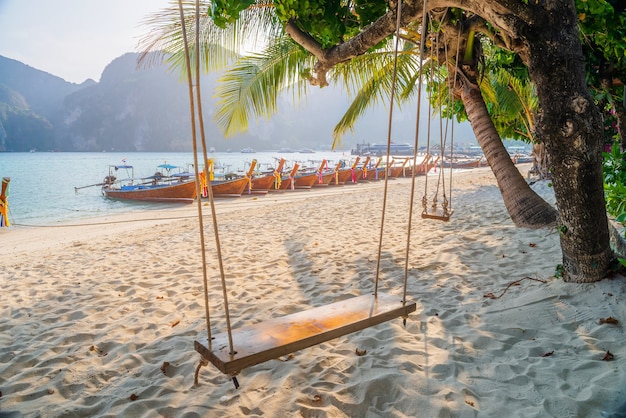 Meeresstrandatmosphäre auf der Insel Phi Phi, Provinz Krabi, sehr klares Wasser, wunderschönes Meer, weißer Sandstrand, kleine Touristen Zwischen COVID-19 sind viele Taxiboote geparkt. Ohne Touristen,