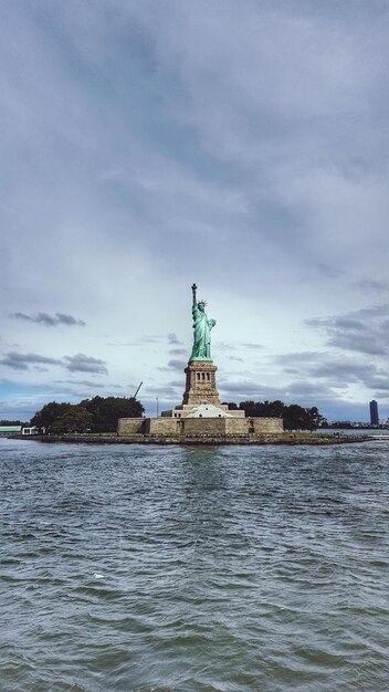 Foto meerestatue mit stadt im hintergrund