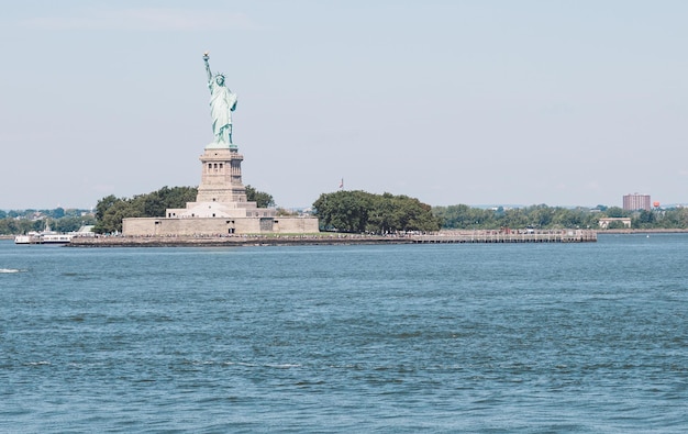 Foto meerestatue mit stadt im hintergrund