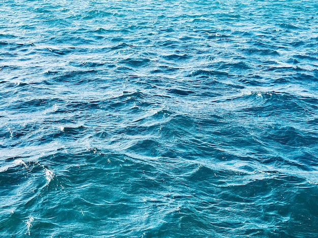 Meerestextur und Küstennaturkonzept blaues Meerwasser als Oberflächenhintergrund mit fließenden Wellen und ...