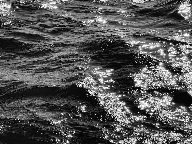 Meerestextur und Küstennaturkonzept Ozeanwasser als schwarz-weißer monochromer Oberflächenhintergrund