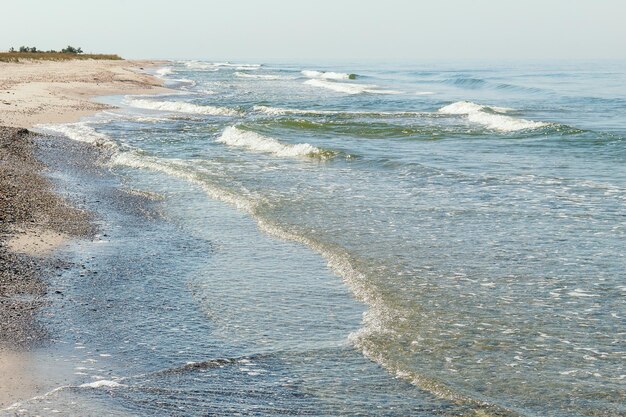 Meereswelle an einem Sandstrand Meerblick vom tropischen Strand mit sonnigem Himmel Seashore Strandwellen auf dem Meer