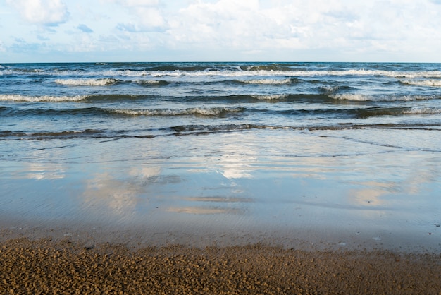 Meereswelle und Strand