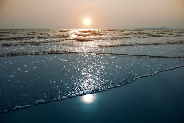 Meereswellen am Strand am Abend