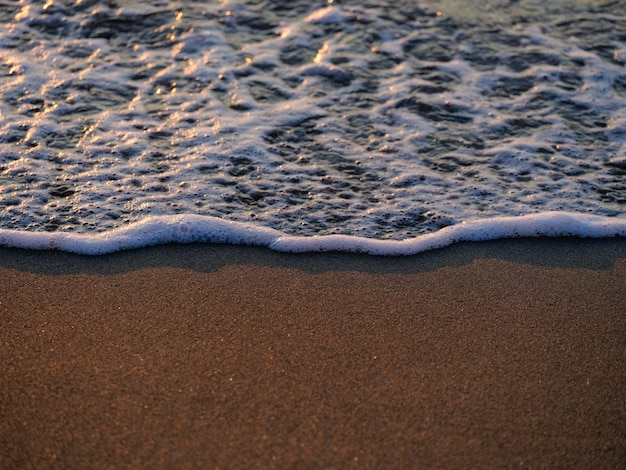 Meereswellen am Strand bei Sonnenuntergang