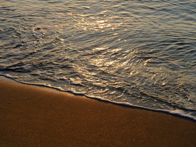 Meereswellen am Strand bei Sonnenuntergang